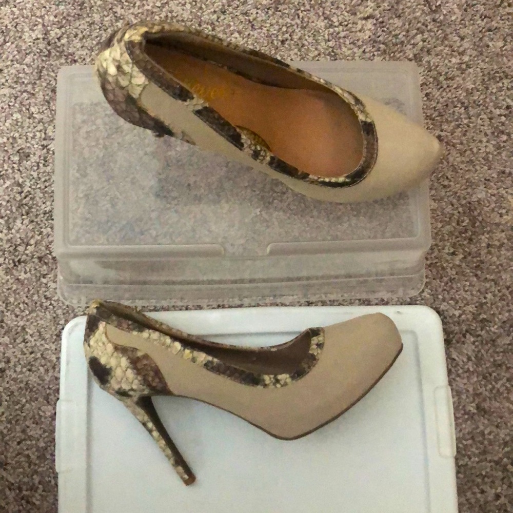 Beautiful heeled shoe with animal print lined.